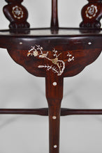 Lade das Bild in den Galerie-Viewer, 4 fauteuils asiatiques en bois sculpté et marquetés de nacre, début XXe