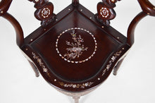 Lade das Bild in den Galerie-Viewer, 4 fauteuils asiatiques en bois sculpté et marquetés de nacre, début XXe