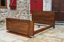 将图片加载到图库查看器,Chambre Art Déco en noyer sculpté de fleurs, vers 1920, 5 éléments