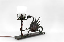 将图片加载到图库查看器,Lampe à poser au dragon en fer forgé, circa 1900