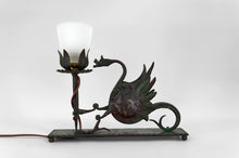 将图片加载到图库查看器,Lampe à poser au dragon en fer forgé, circa 1900