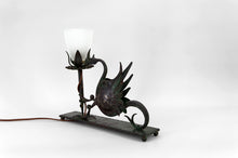 将图片加载到图库查看器,Lampe à poser au dragon en fer forgé, circa 1900