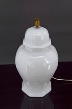 将图片加载到图库查看器,Lampe en porcelaine blanche par Pillivuyt, Japonisme, France, circa 1970