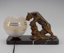 将图片加载到图库查看器,Lampe veilleuse Art Déco au félin, circa 1930