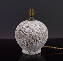 将图片加载到图库查看器,Lampe en céramique blanche et brune style Besnard, circa 1930