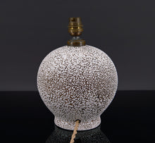 将图片加载到图库查看器,Lampe en céramique blanche et brune style Besnard, circa 1930