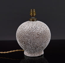 将图片加载到图库查看器,Lampe en céramique blanche et brune style Besnard, circa 1930