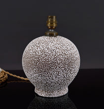 将图片加载到图库查看器,Lampe en céramique blanche et brune style Besnard, circa 1930