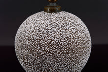 将图片加载到图库查看器,Lampe en céramique blanche et brune style Besnard, circa 1930