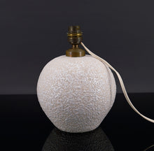 将图片加载到图库查看器,Lampe en céramique blanche style Besnard, circa 1930