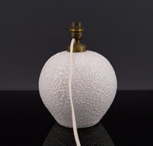 将图片加载到图库查看器,Lampe en céramique blanche style Besnard, circa 1930