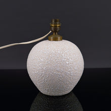 将图片加载到图库查看器,Lampe en céramique blanche style Besnard, circa 1930