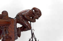 Load image into Gallery viewer, Lustre néo gothique sculpté aux bouffons et lanternes, France, circa 1900