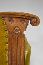 将图片加载到图库查看器,Paire de fauteuils club gothiques en chêne sculpté, vers 1900