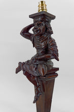 将图片加载到图库查看器,Paire de lampes néo-gothiques en bois sculpté "aux bouffons", France, XIXe