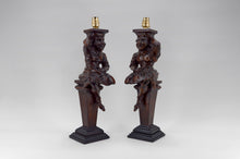 将图片加载到图库查看器,Paire de lampes néo-gothiques en bois sculpté "aux bouffons", France, XIXe