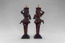 将图片加载到图库查看器,Paire de lampes néo-gothiques en bois sculpté "aux bouffons", France, XIXe