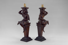 将图片加载到图库查看器,Paire de lampes néo-gothiques en bois sculpté "aux bouffons", France, XIXe