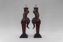 将图片加载到图库查看器,Paire de lampes néo-gothiques en bois sculpté "aux bouffons", France, XIXe