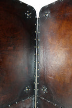 将图片加载到图库查看器,Paravent ancien en cuir patiné, vers 1900
