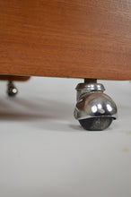 将图片加载到图库查看器,Desserte scandinave en teck avec plateau miroir, vers 1970