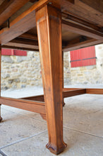 Charger l'image dans la galerie, Table Art Nouveau extensible en noyer sculpté, circa 1900