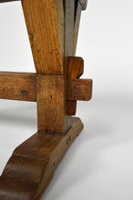 Charger l'image dans la galerie, Table basse / petit banc rustique type monastère en chêne