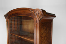 将图片加载到图库查看器,Vitrine Art Nouveau au Ginkgo, en noyer sculpté et loupe, circa 1900