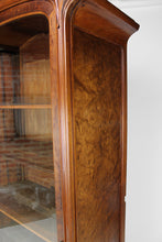 将图片加载到图库查看器,Vitrine Art Nouveau au Ginkgo, en noyer sculpté et loupe, circa 1900