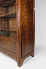 将图片加载到图库查看器,Vitrine Art Nouveau au Ginkgo, en noyer sculpté et loupe, circa 1900