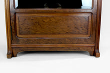 将图片加载到图库查看器,Vitrine Art Nouveau au Ginkgo, en noyer sculpté et loupe, circa 1900