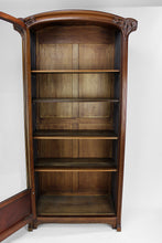 将图片加载到图库查看器,Vitrine Art Nouveau au Ginkgo, en noyer sculpté et loupe, circa 1900