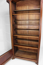 将图片加载到图库查看器,Vitrine Art Nouveau au Ginkgo, en noyer sculpté et loupe, circa 1900