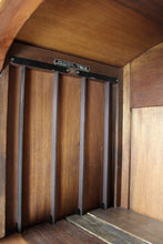 将图片加载到图库查看器,Vitrine Art Nouveau au Ginkgo, en noyer sculpté et loupe, circa 1900