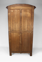 将图片加载到图库查看器,Vitrine Art Nouveau au Ginkgo, en noyer sculpté et loupe, circa 1900