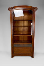 将图片加载到图库查看器,Vitrine Art Nouveau au Ginkgo, en noyer sculpté et loupe, circa 1900