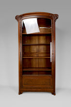 将图片加载到图库查看器,Vitrine Art Nouveau au Ginkgo, en noyer sculpté et loupe, circa 1900