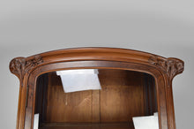 将图片加载到图库查看器,Vitrine Art Nouveau au Ginkgo, en noyer sculpté et loupe, circa 1900