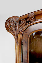 将图片加载到图库查看器,Vitrine Art Nouveau au Ginkgo, en noyer sculpté et loupe, circa 1900
