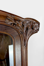 将图片加载到图库查看器,Vitrine Art Nouveau au Ginkgo, en noyer sculpté et loupe, circa 1900