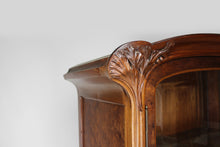 将图片加载到图库查看器,Vitrine Art Nouveau au Ginkgo, en noyer sculpté et loupe, circa 1900
