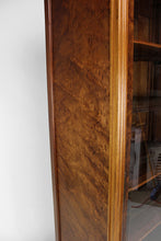 将图片加载到图库查看器,Vitrine Art Nouveau au Ginkgo, en noyer sculpté et loupe, circa 1900