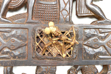 Charger l&#39;image dans la galerie, Porte Africaine Monoxyle en Bois Sculpté et Bronze de Chef de Village Bamoun, Cameroun, début XXe
