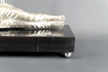 Charger l&#39;image dans la galerie, Importante Lampe Bouddha en Bronze Argenté sur Socle de Marbre Noir Ex-Indochine Française, Circa 1930–1940
