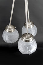 Загрузить изображение в средство просмотра галереи, Rare lustre Art déco à trois feux signé Muller Frères, modèle « Paons », Bronze nickelé, France, vers 1925
