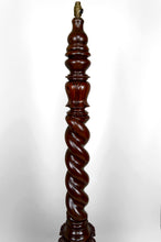 Charger l&#39;image dans la galerie, Important Lampadaire Colonne Victorienne Torsadée en Noyer Massif, Royaume-Uni, Style Tudor, Circa 1900
