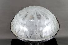 Charger l&#39;image dans la galerie, Importante Lampe en Fer forgé et Dôme en Verre Etoilé, Art Deco Moderniste, France, Circa 1930
