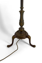 将图片加载到图库查看器，Lampadaire en bronze et abat jour en vitrail de style Tiffany – XXᵉ siècle
