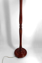 Загрузить изображение в средство просмотра галереи, Lampadaire Art Déco en noyer sculpté et abat-jour en vitrail style Tiffany – France, vers 1920
