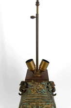 将图片加载到图库查看器，Importante lampe en bronze à patine vert de gris, style chinois archaïque– XXᵉ siècle
